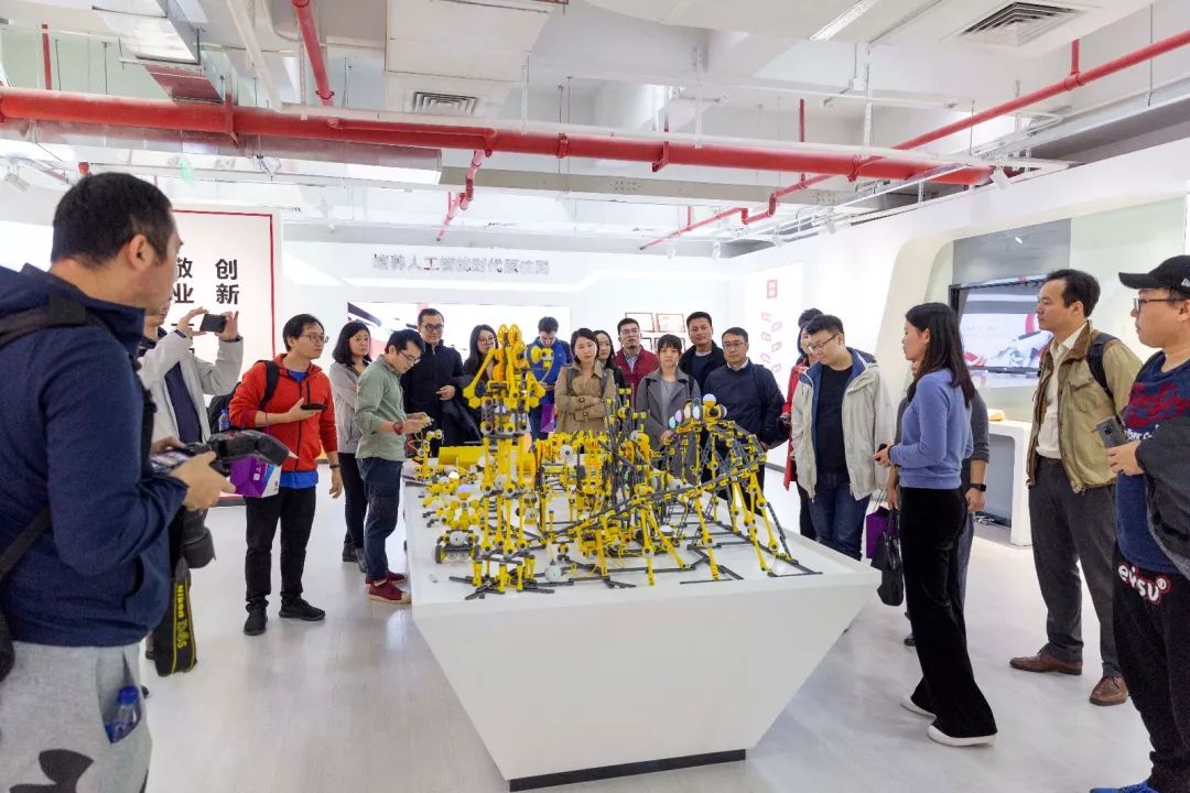 贝尔科教工作人员向前来参观的长江创创社区硅谷首期班同学展示Mabot球形机器人